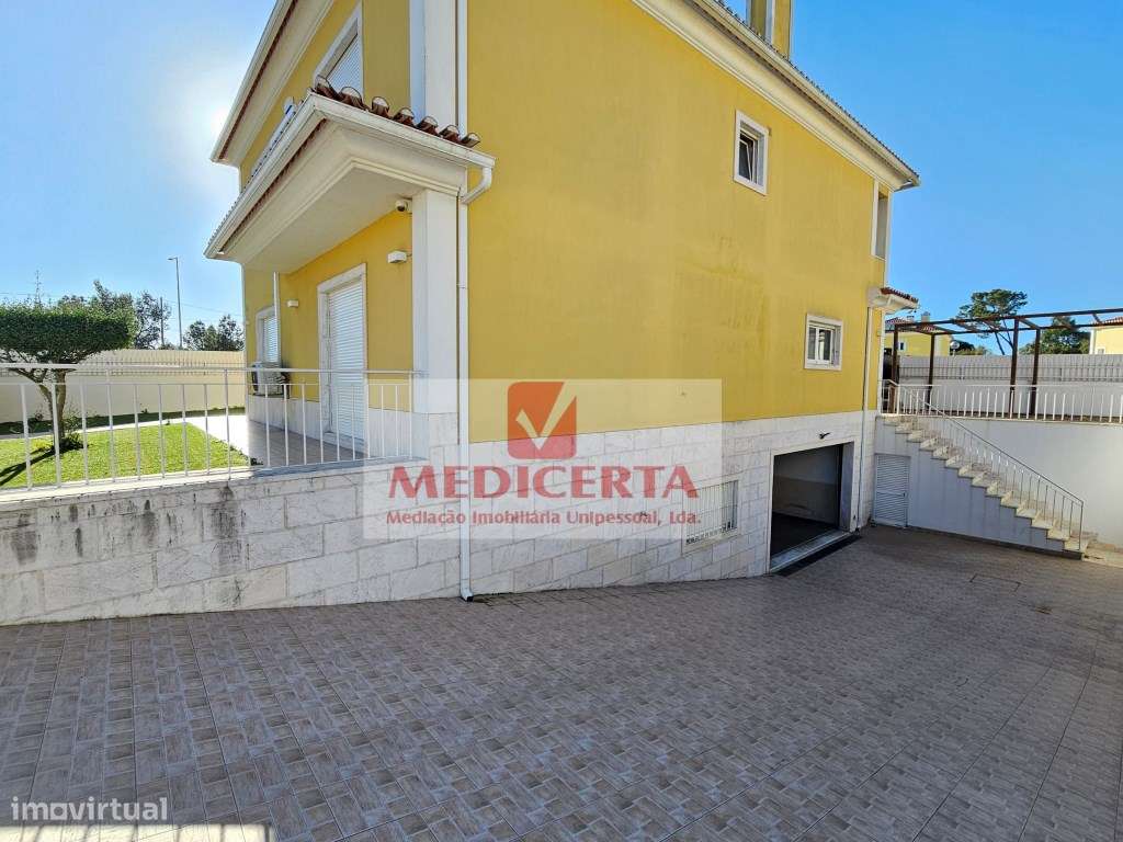 Algueirão - Moradia/Isolada T5 + Logradouro 350m² + Garagem-40