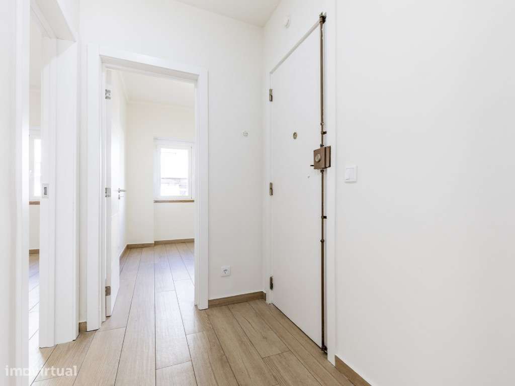 T2 Totalmente Remodelado na Damaia | Junto às Portas de Benfica-14