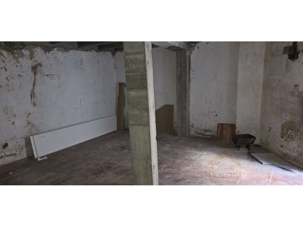 Prédio na Baixa de Coimbra com 3 T1´s-11