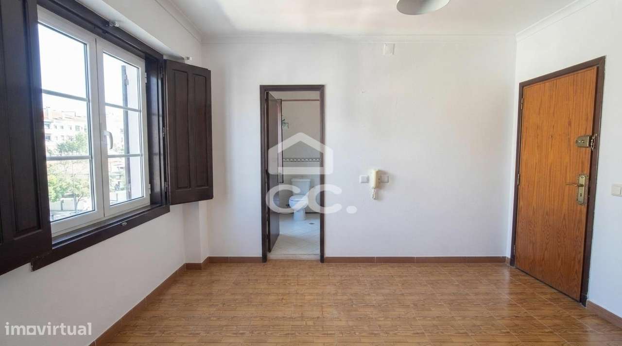 Prédio para investimento em Torres Novas com 3 apartamentos T0 e T1 em-15