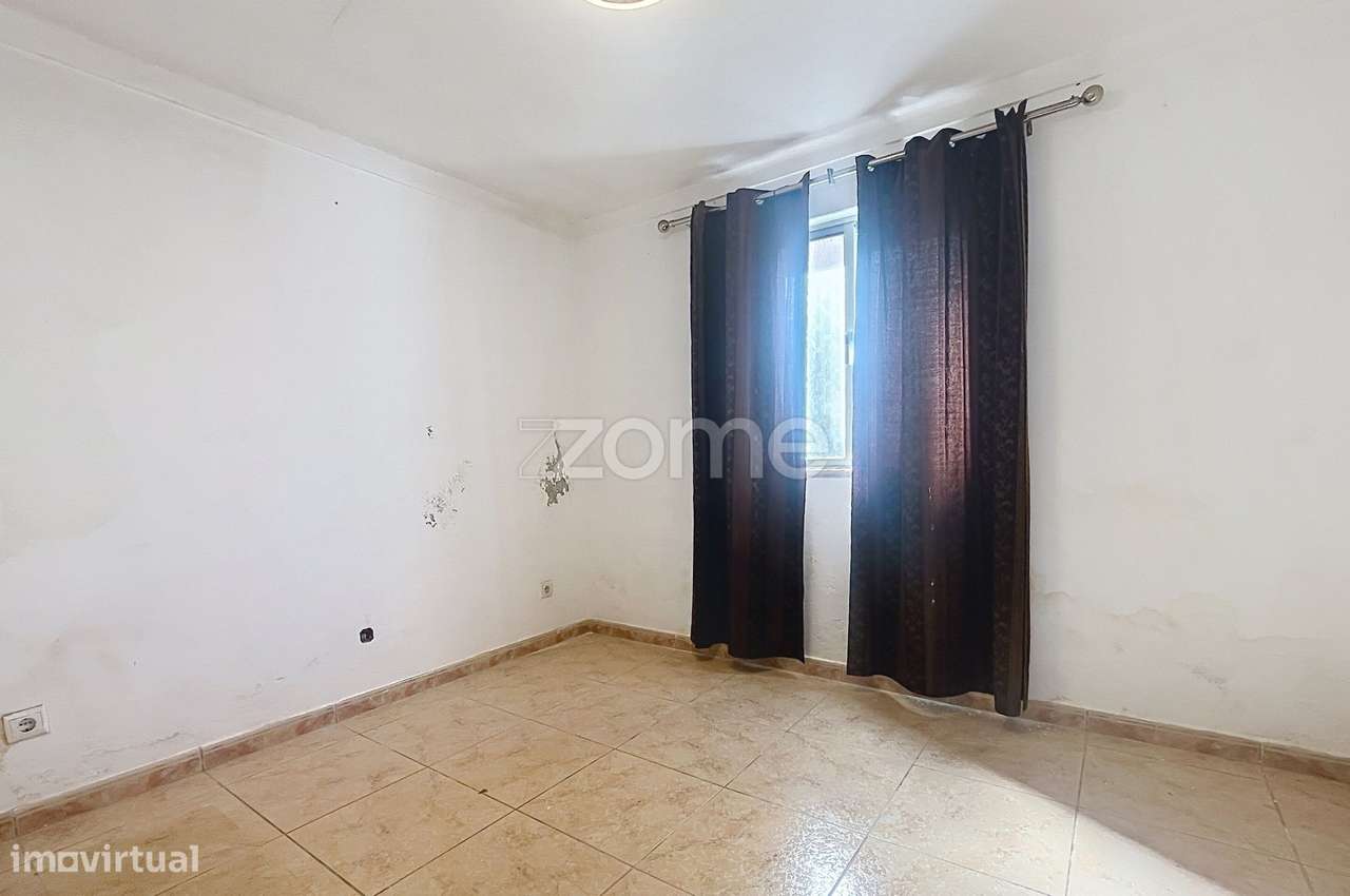 Moradia T4 com jardim e espaço exterior-15