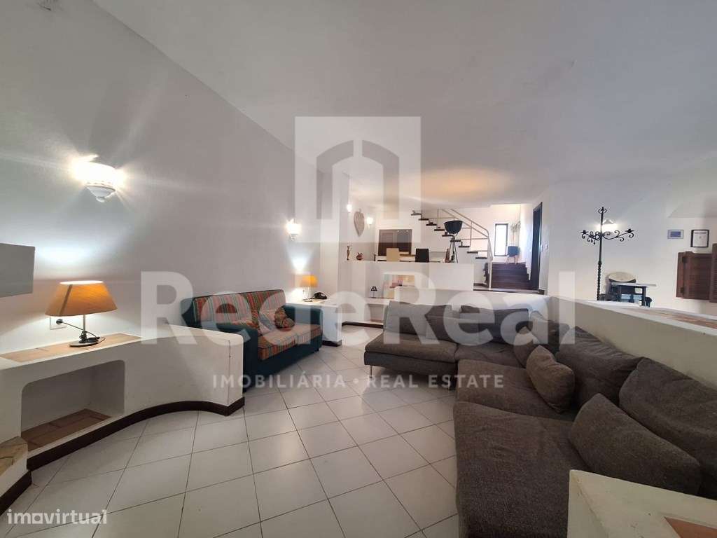 Moradia T3 + 1 com Boas Áreas em Lote de 300 m² - Centro de Albufeira-27