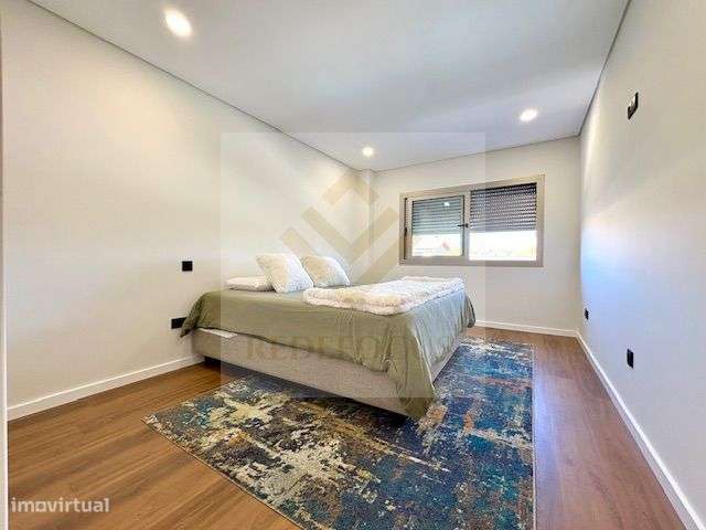 Moradia T4 de Luxo com Piscina e Jardim em Esmoriz-23