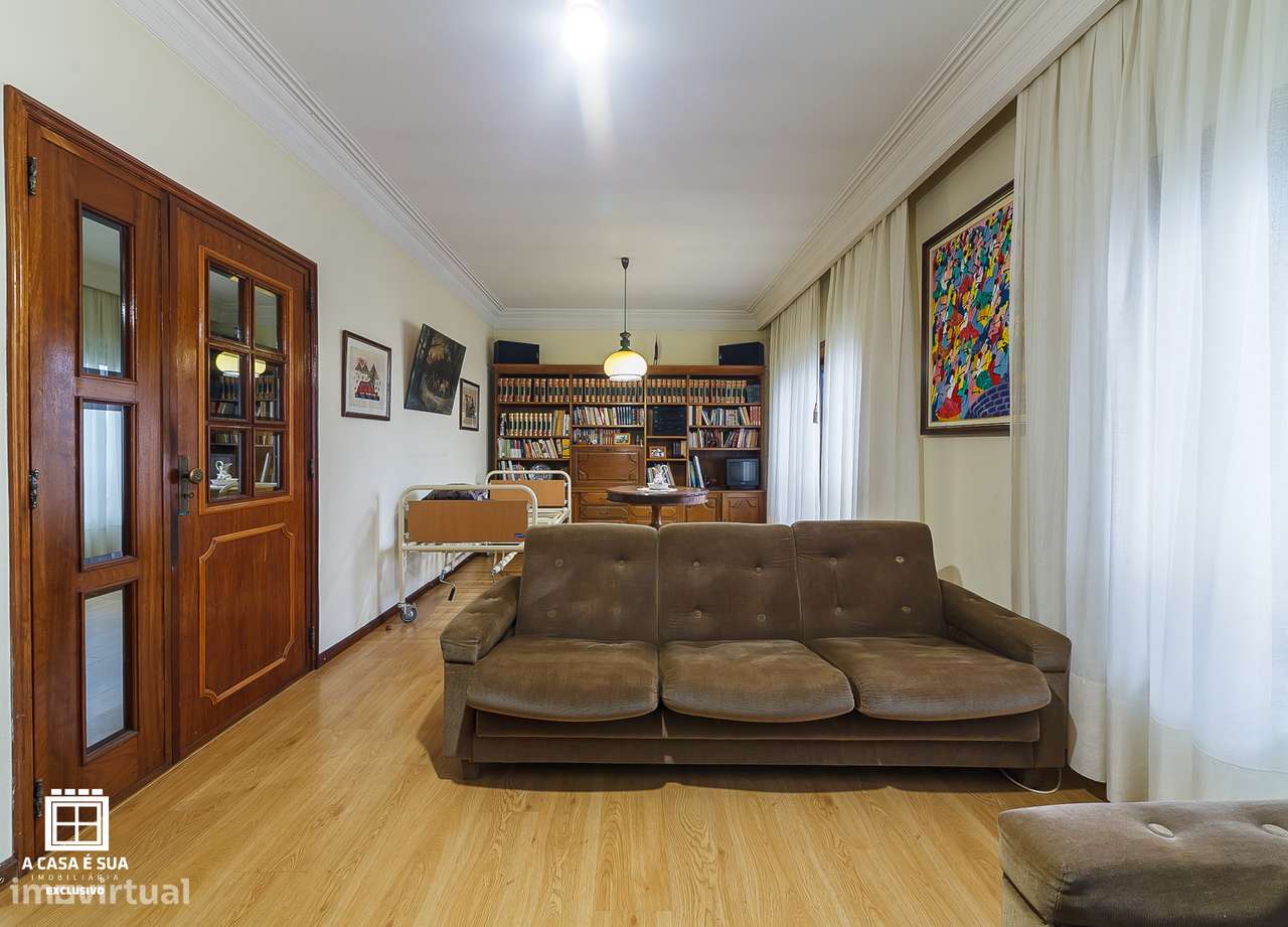 Moradia T4 de três frentes em Baguim do Monte - Exclusivo-12