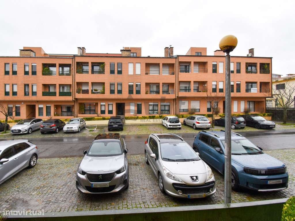 T2 espaçoso com varanda, garagem e excelente exposição solar-25