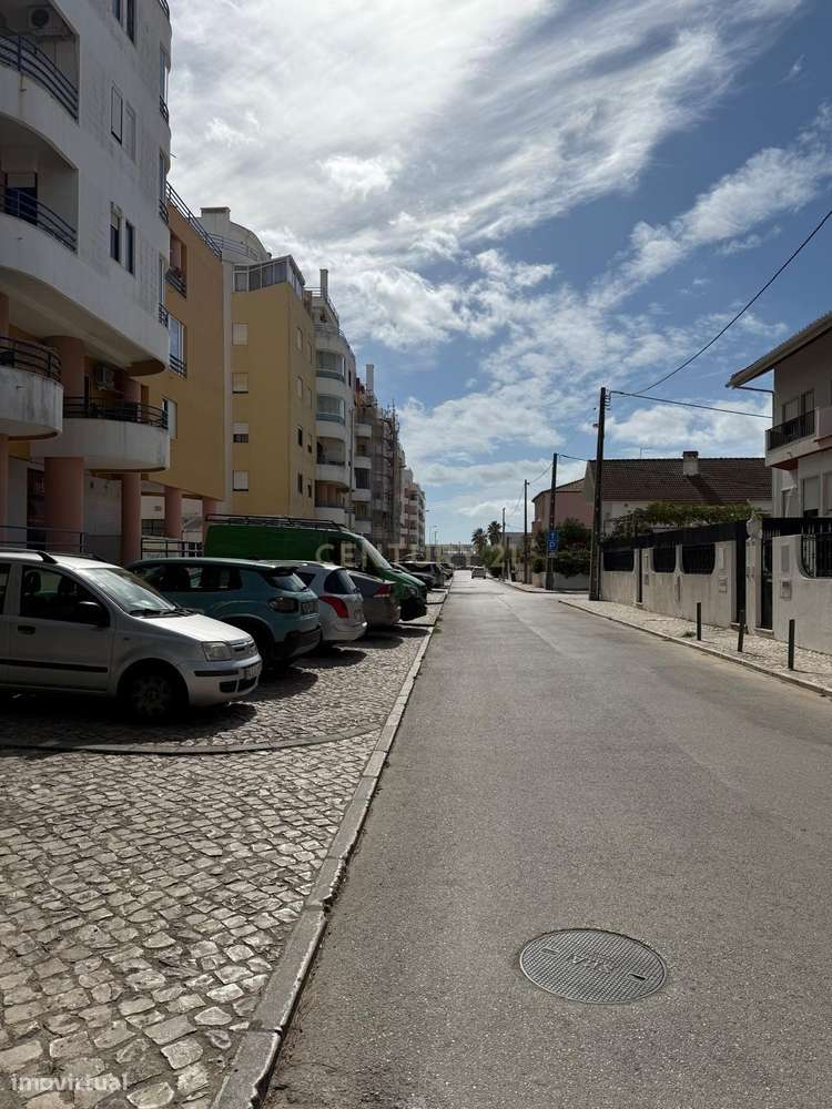 Garagem fechada á venda na Avenida 1º Maio na Costa da Caparica - Grande imagem: 4/4