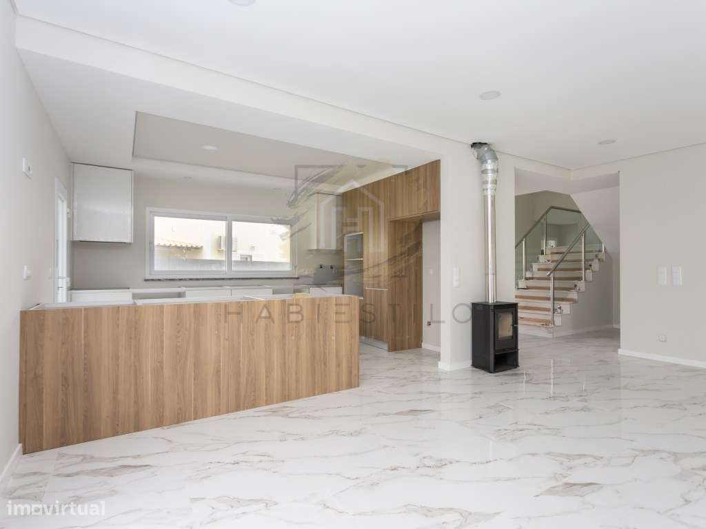 Moradia V4 nova com piscina-9