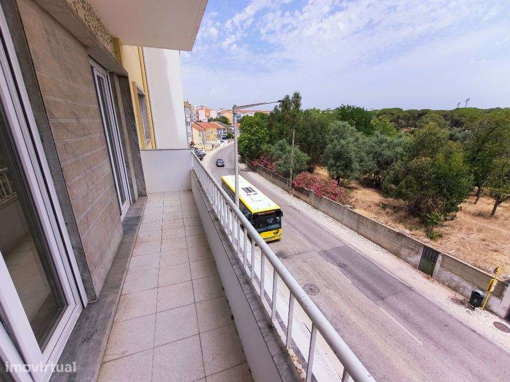 Apartamento T4 totalmente remodelado com suíte, varanda e vista rio...-17
