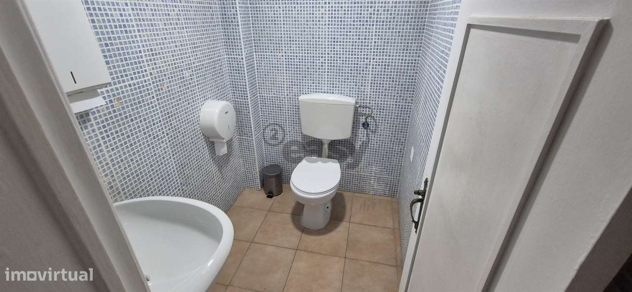 Loja com 66m2 na Venteira junto Igreja-11