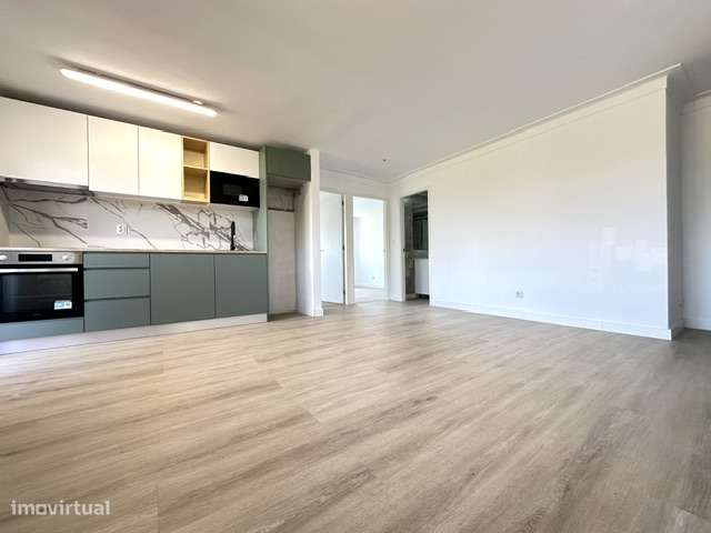 Apartamento T2 com varanda e elevador em Gondomar-0