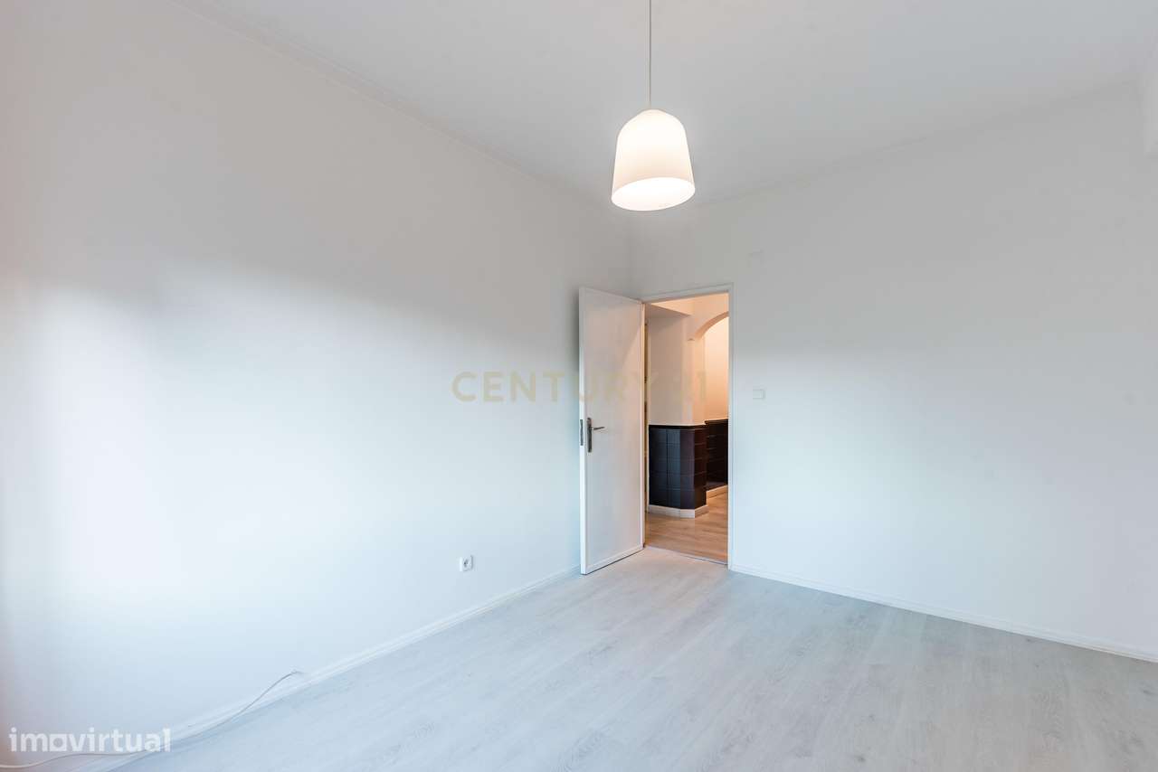 T2 em Casal de São Brás parcialmente remodelado - Grande imagem: 5/13