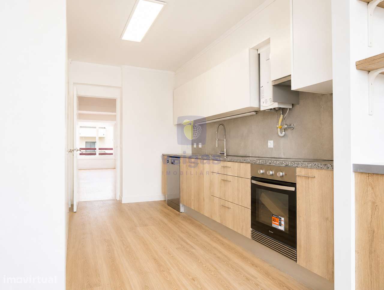 Apartamento T3 Remodelado c/estacionamento na Estrada da Luz-0
