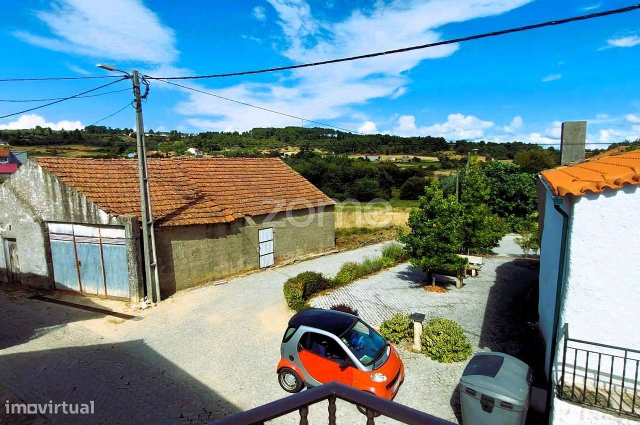 Moradia T3 em Cimo de Vila da Castanheira-16