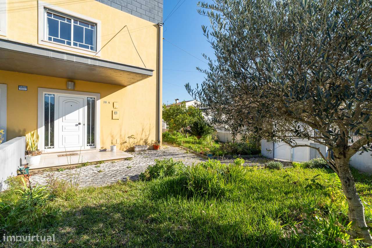 Moradia T4 com jardim, garagem e vistas urbanas-24