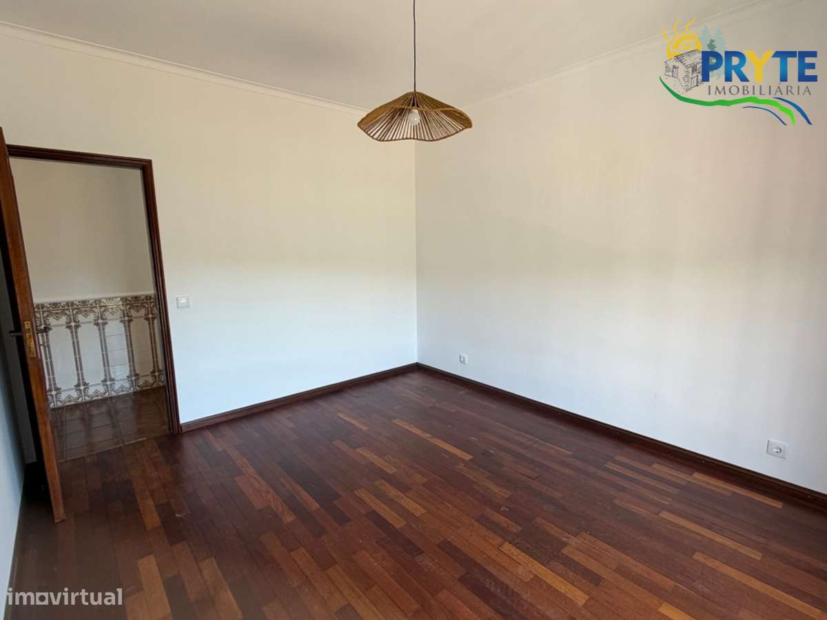 Moradia em Excelentes Condições com Amplo Terreno - Oportunidade Única-13