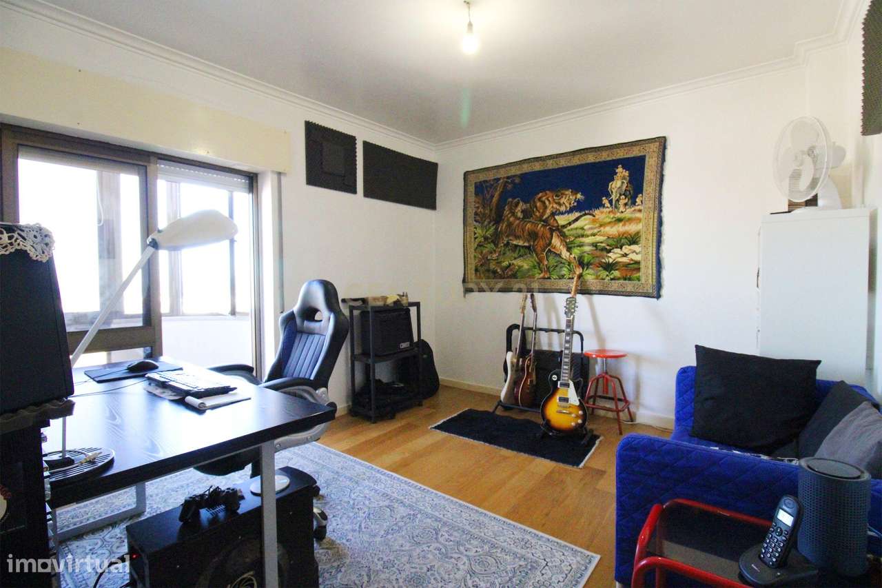 Apartamento T3 com Vista Panorâmica em Almada-16