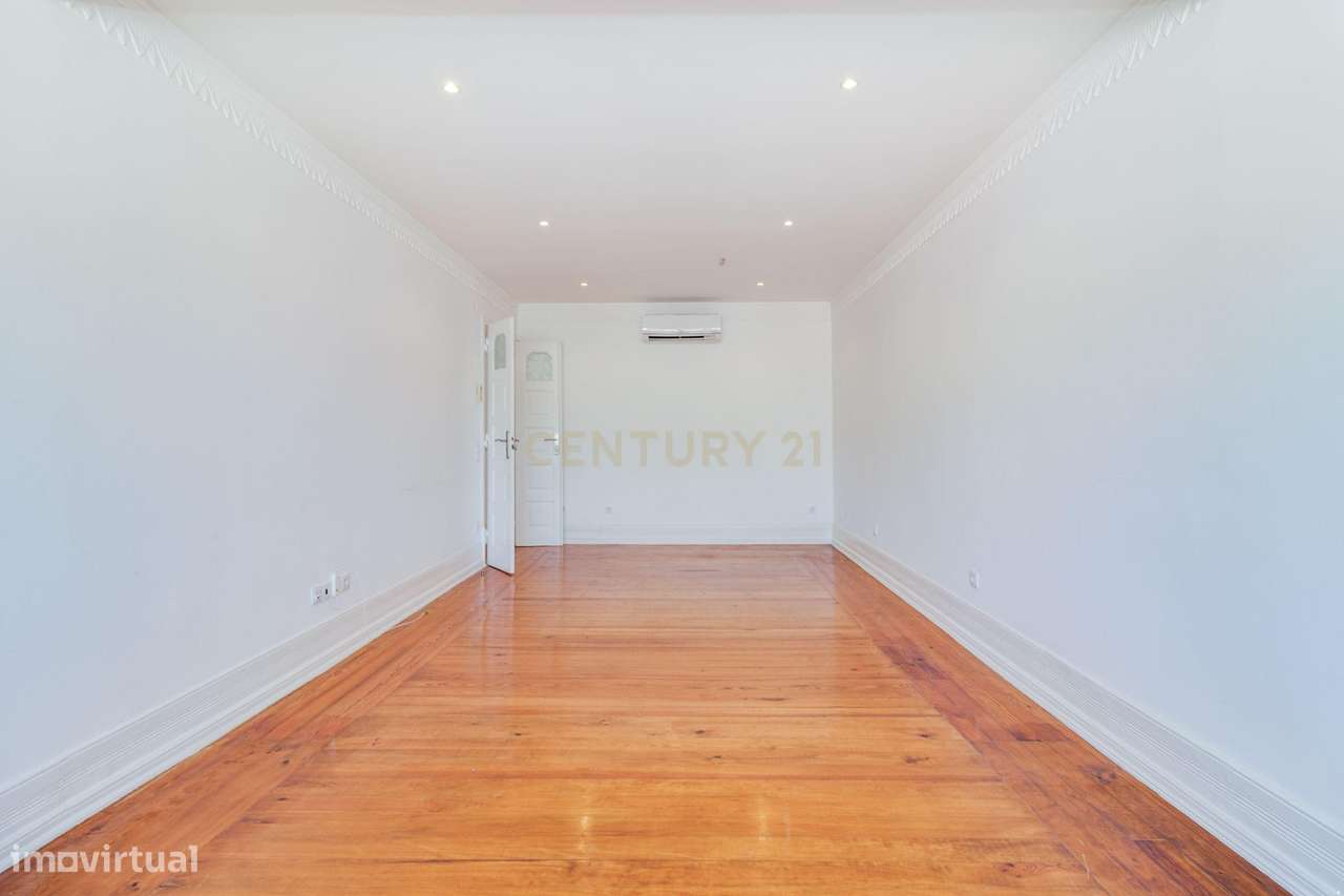 Penthouse com terraço de 28m2 junto ao metro no Rato-4