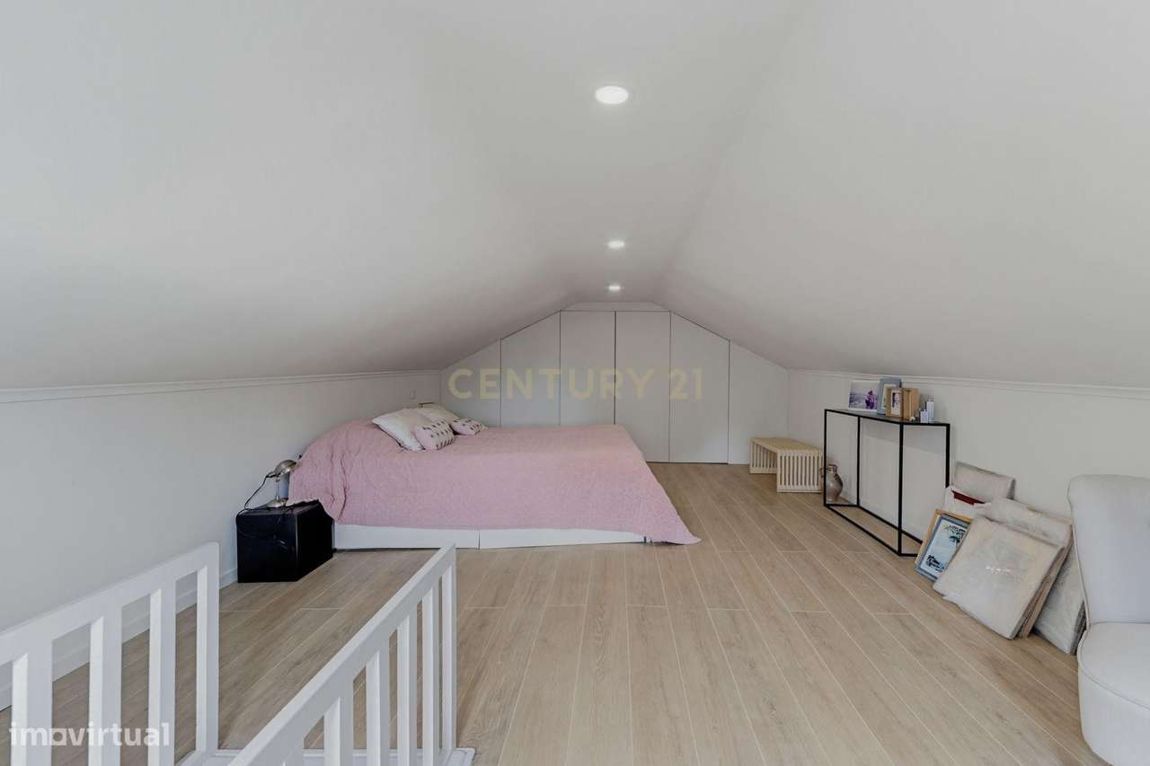 Moradia isolada T3 + 1 com vista mar em localização premium no coração-42