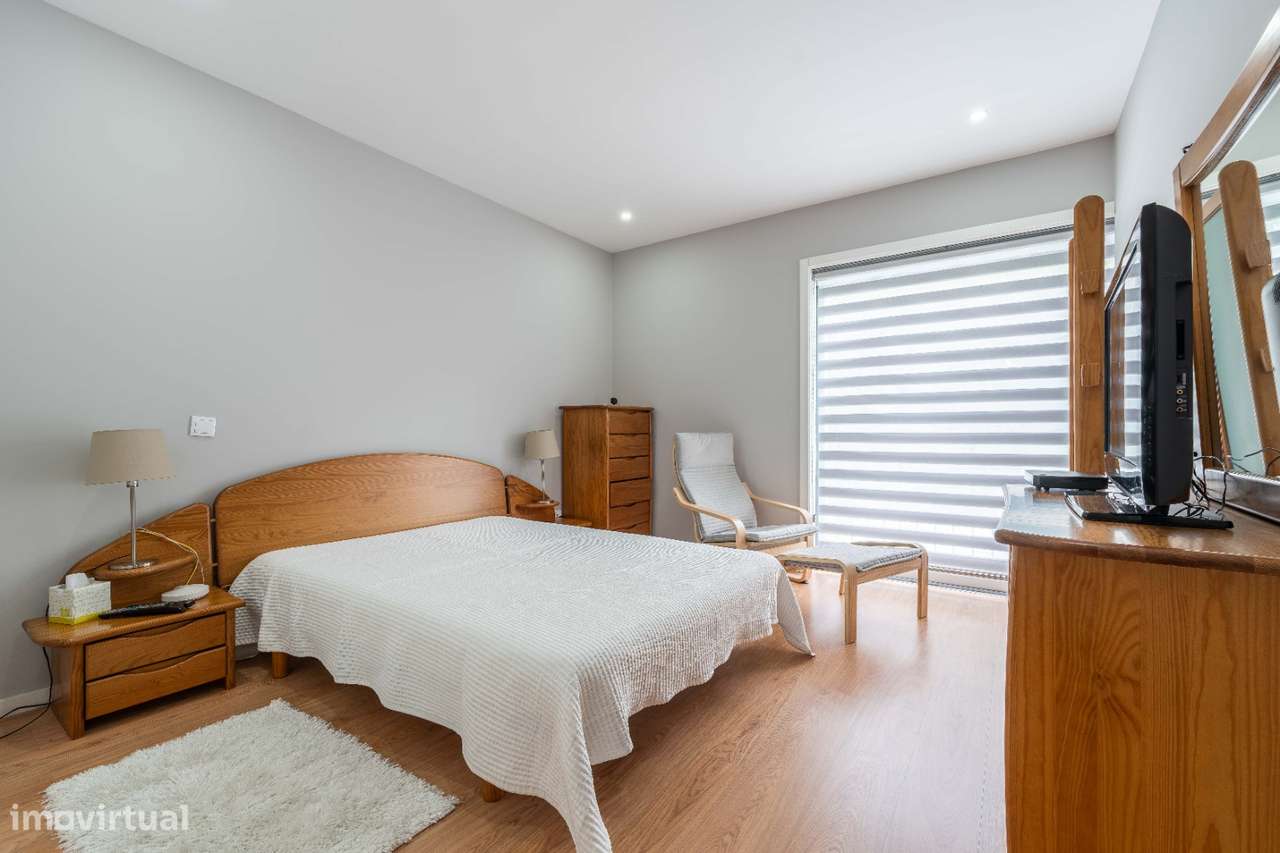 Moradia T4, em banda, de cave, rés-do-chão e andar, como nova!-18