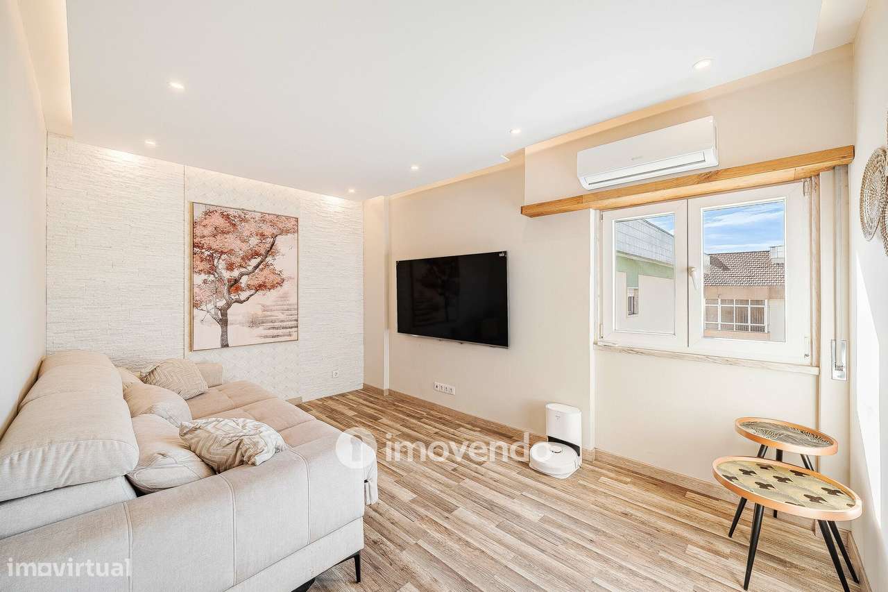 Apartamento T2 remodelado, com arrecadação, no Forte da Casa