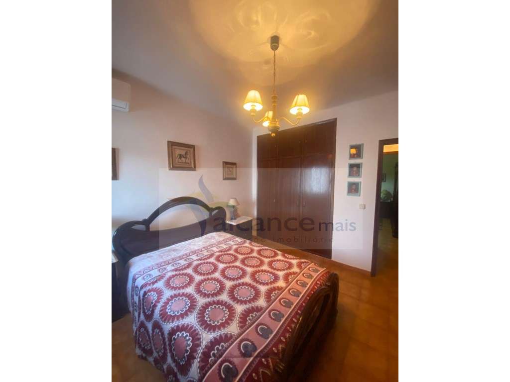 Excelente Moradia com Espaço Comercial em Vale de Vargo-22