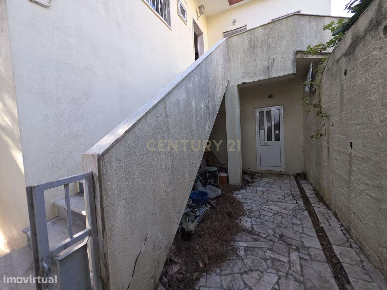 EXCELENTE INVESTIMENTO, PRÉDIO COM 3 FRAÇÕES E GARAGEM PARA 5 CARROS-42