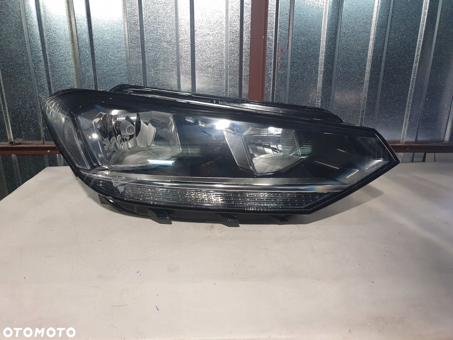 LAMPA REFLEKTOR PRAWY PRZÓD VW TOURAN 5TB ZWYKŁA - 1