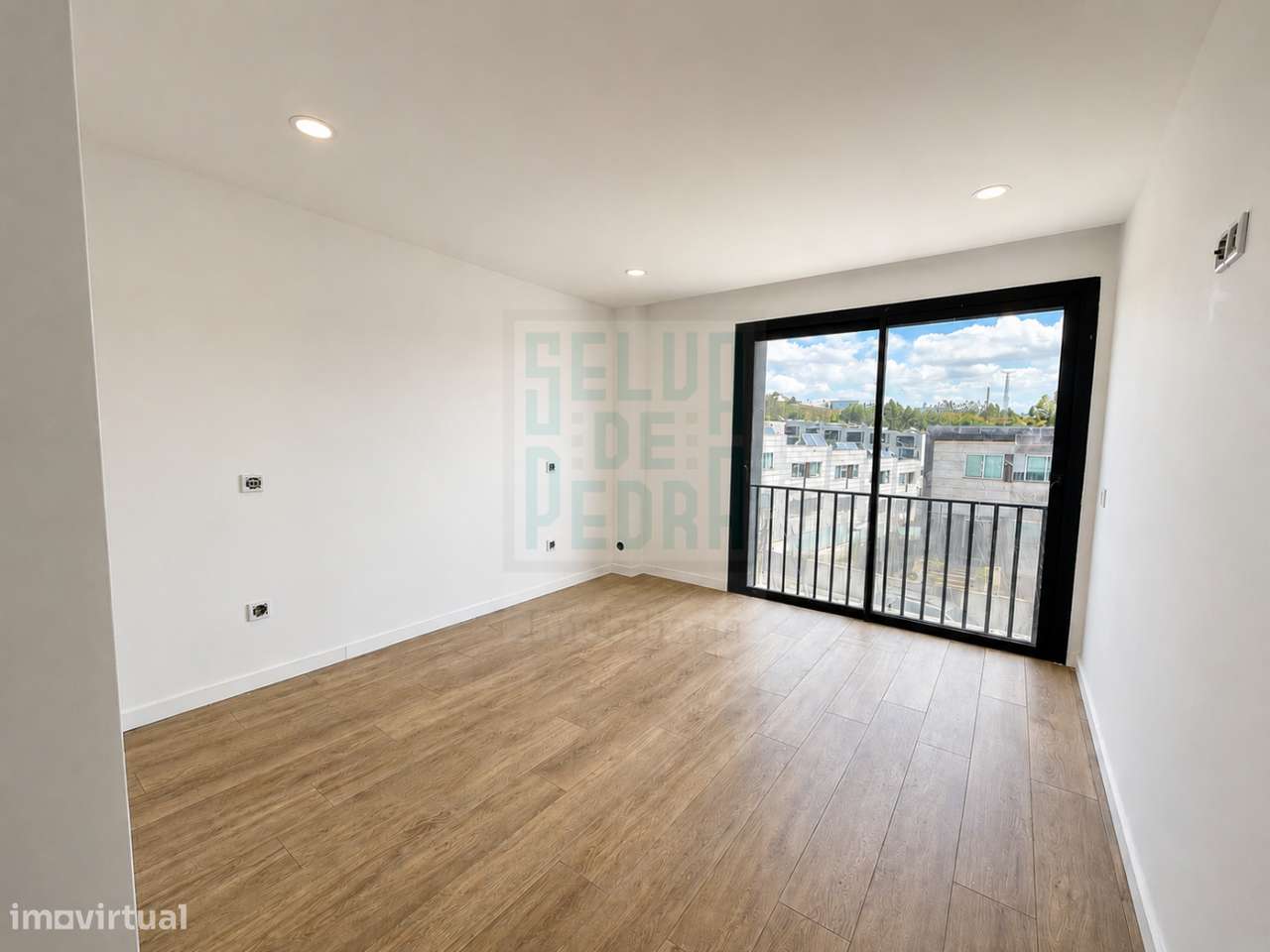 Última Moradia V4 de 3 Frentes com Garagem para 3 Viaturas | Vila Nov-10