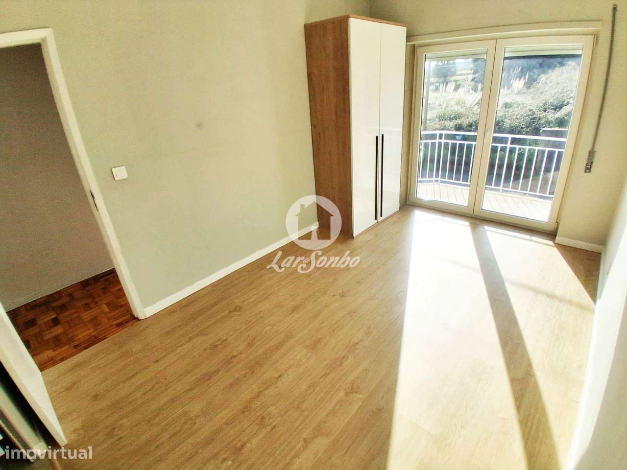 Andar moradia T3 totalmente renovado, com três frentes e excelente ...-9