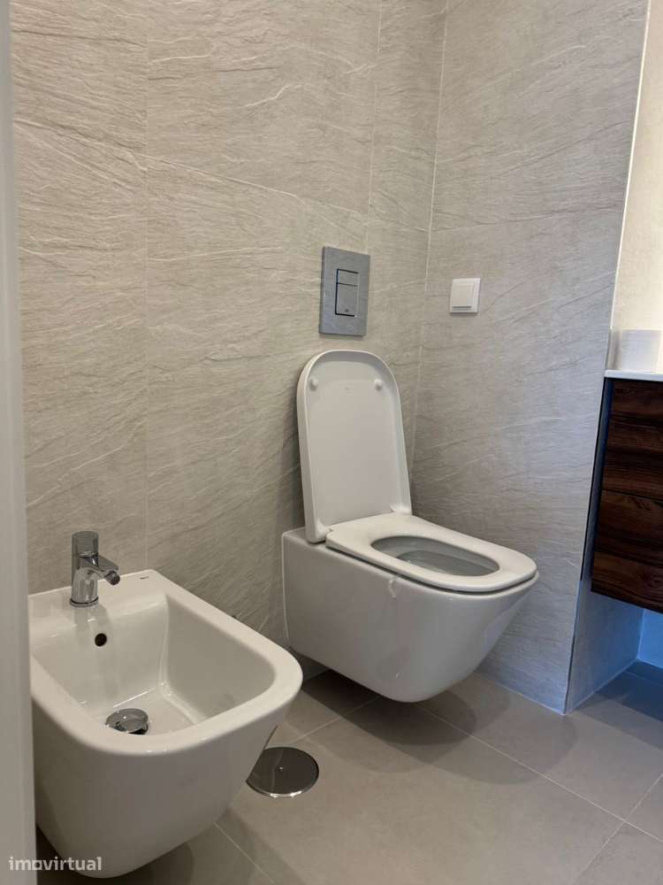 Apartamento T2 com varanda e parqueamento, condominio com piscina, ...-17