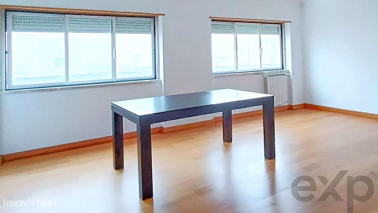 Apartamento T2 de 130m2, elevadores, parqueamento  e muita luz - Grande imagem: 2/21