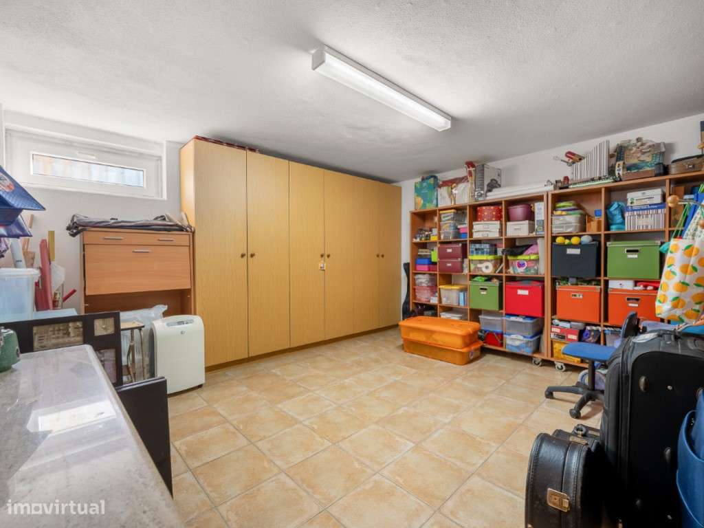 Moradia T4+1 localizada no bairro do 'Casal Novo'.-24