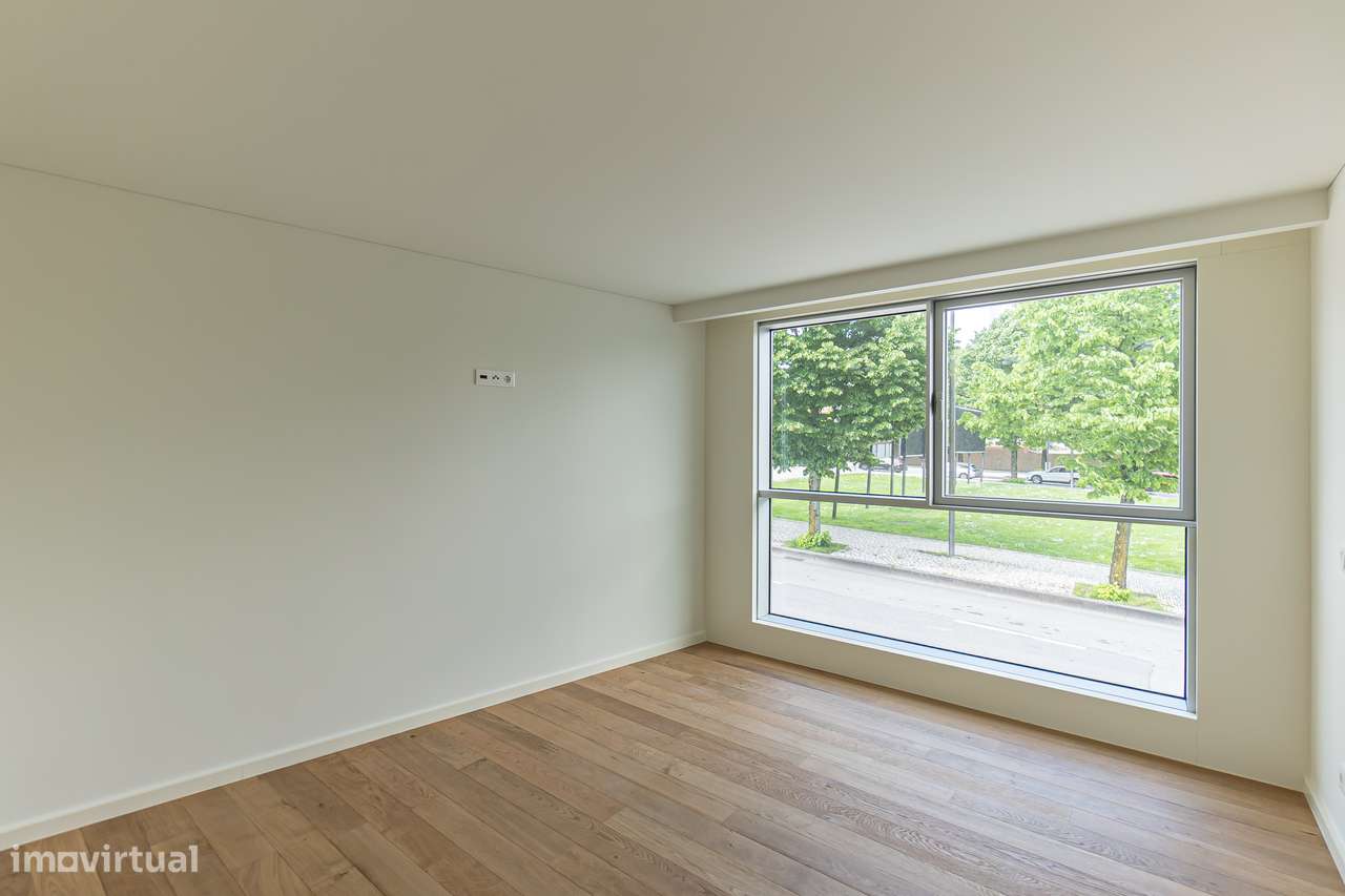 T3 Novo em Condomínio com Jardim, 3 Garagens, Permuta Possível-14