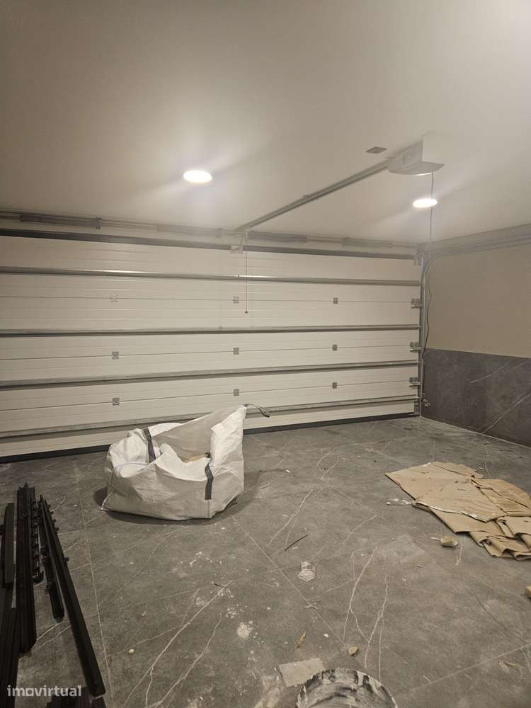 Moradia T4 com Piscina e Jardim-32