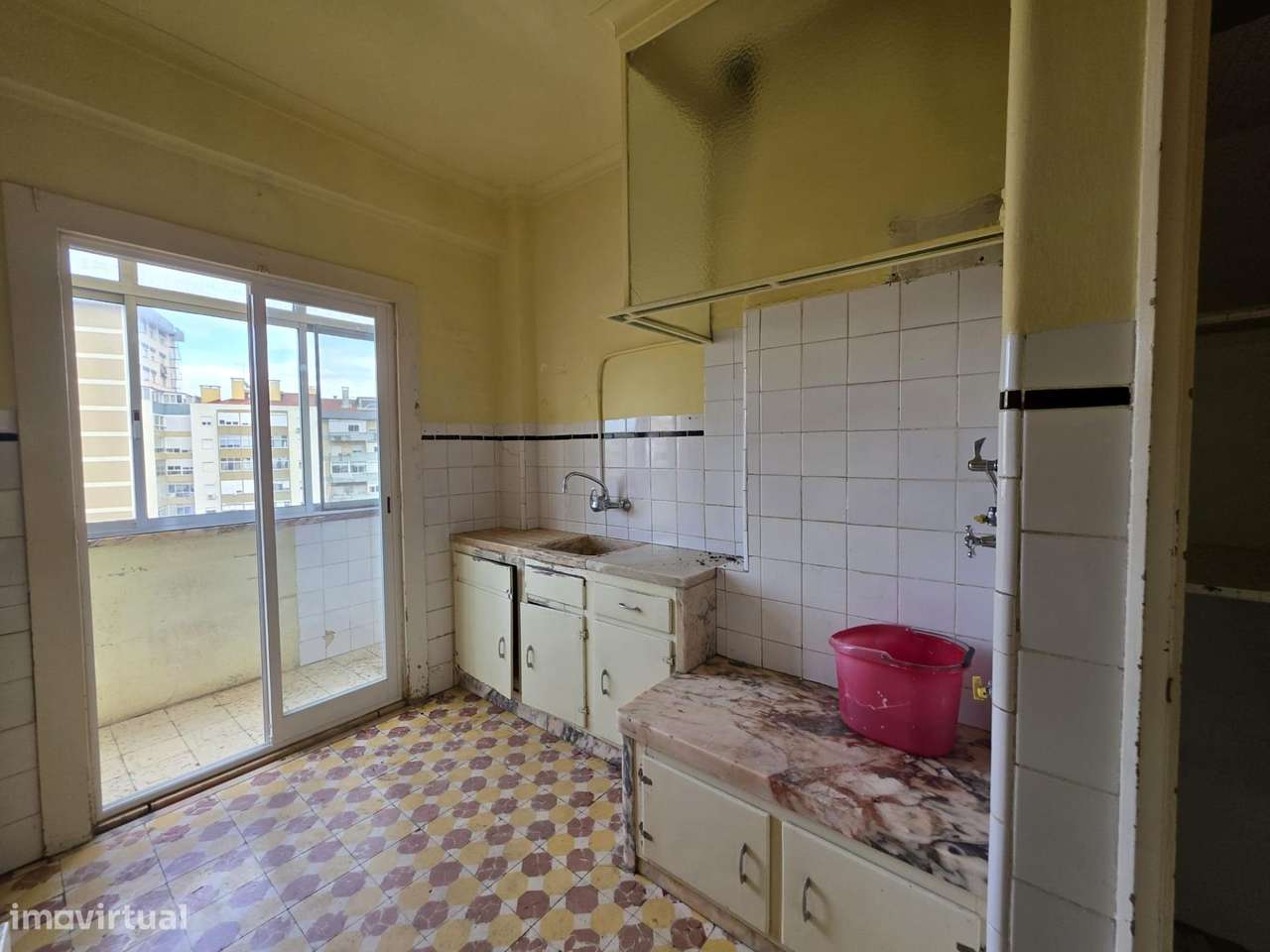 Apartamento T2 para Remodelação Total em Benfica-13