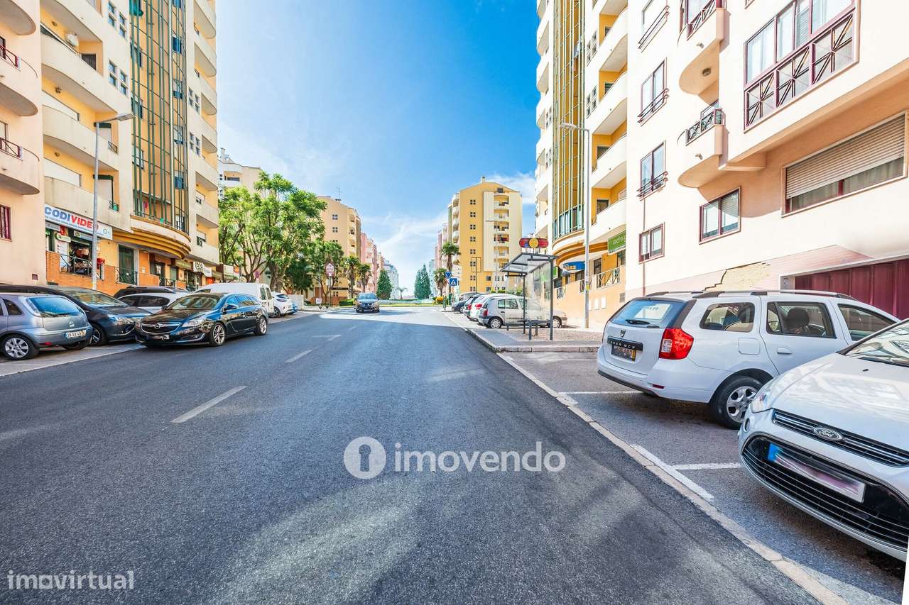 Apartamento T3, com garagem e arrecadação, na Ramada-49