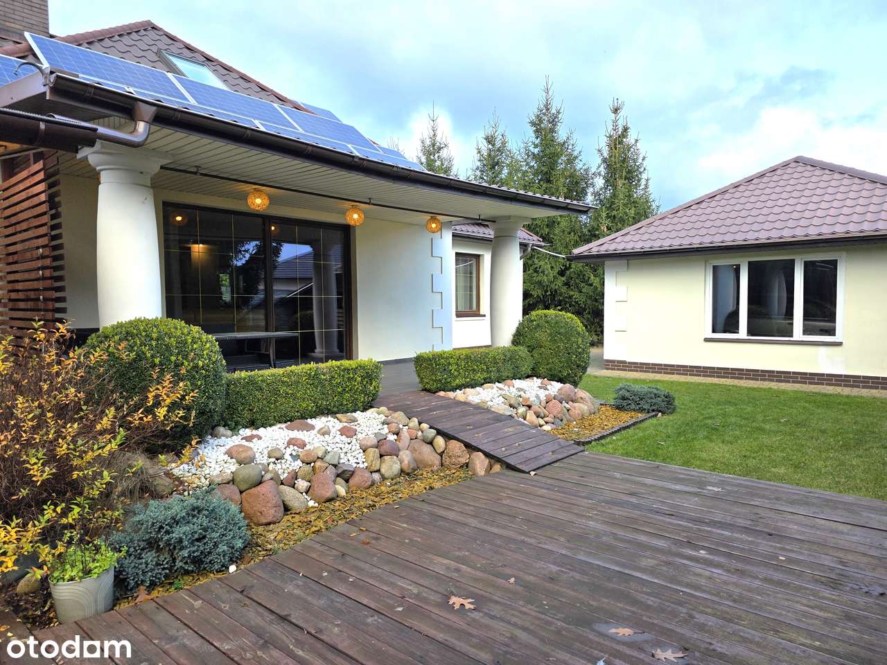 Dom 5/6 pokoi_taras_kominek_fotowoltaika_oddzielny garaż-0