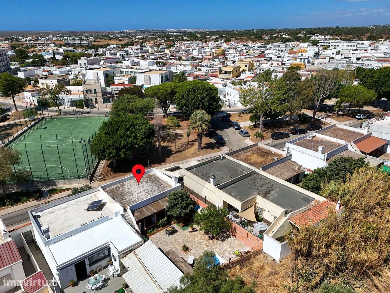 Moradia T2 com 297 m2 de Terreno, Amplo Logradouro e Rooftop | Quelfes-24
