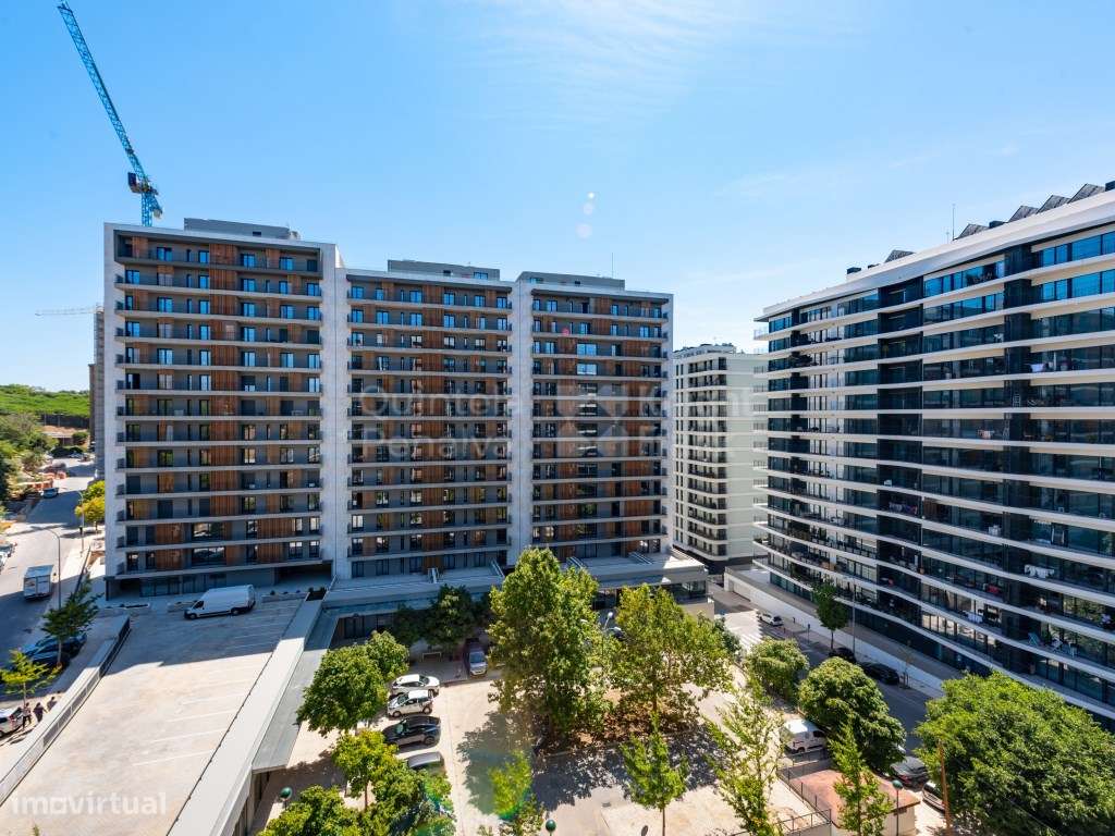 Apartamento T2 com terraço e garagem entre Monsanto e Miraflores-21