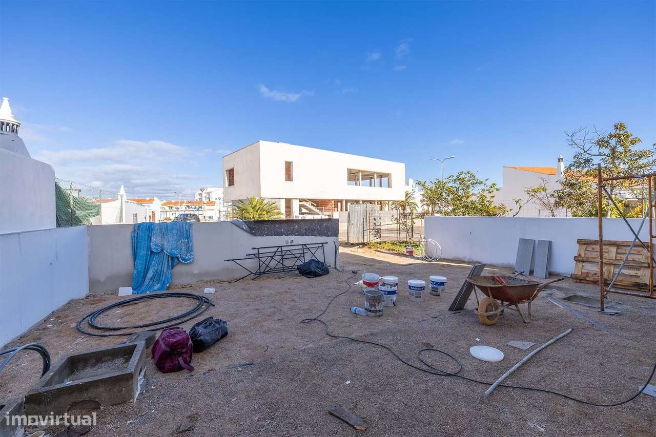 MORADIA T4 CONTEMPORÂNEA COM PISCINA E ROOFTOP EM LAGOS - Grande imagem: 4/26