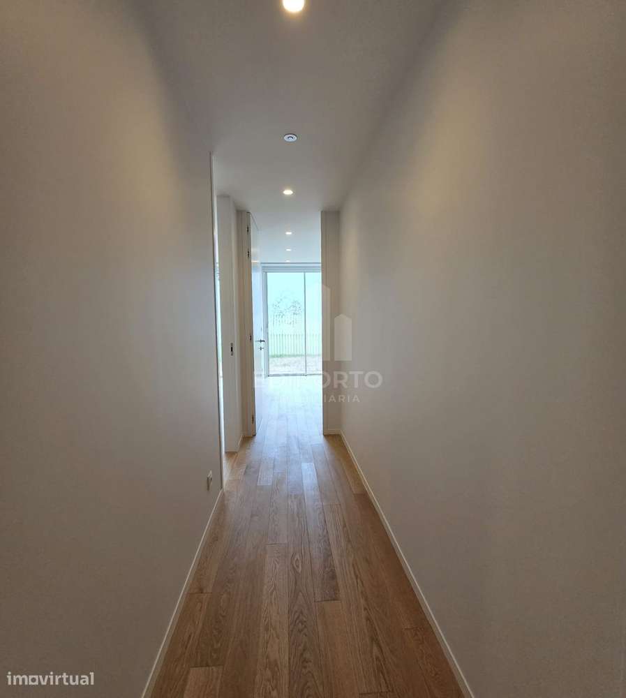 T2 Novo com terraço Pronto a Habitar, arrumos  e 2 Lugares de Garagem-8