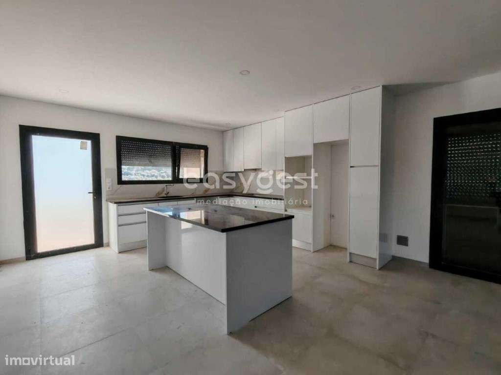 Moradia T3 Nova geminada localizada nos limites da cidade de Ourém - Grande imagem: 5/37