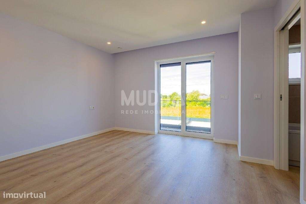 Moradia T4 com Design Contemporâneo e Acabamentos Premium-19