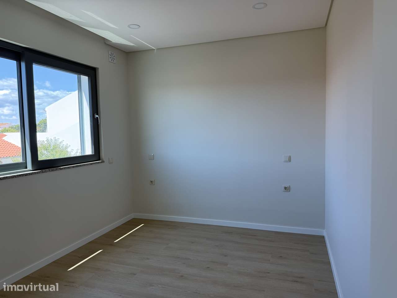 Moradia T4 com piscina, terraço e garagem em Ferreiras-17