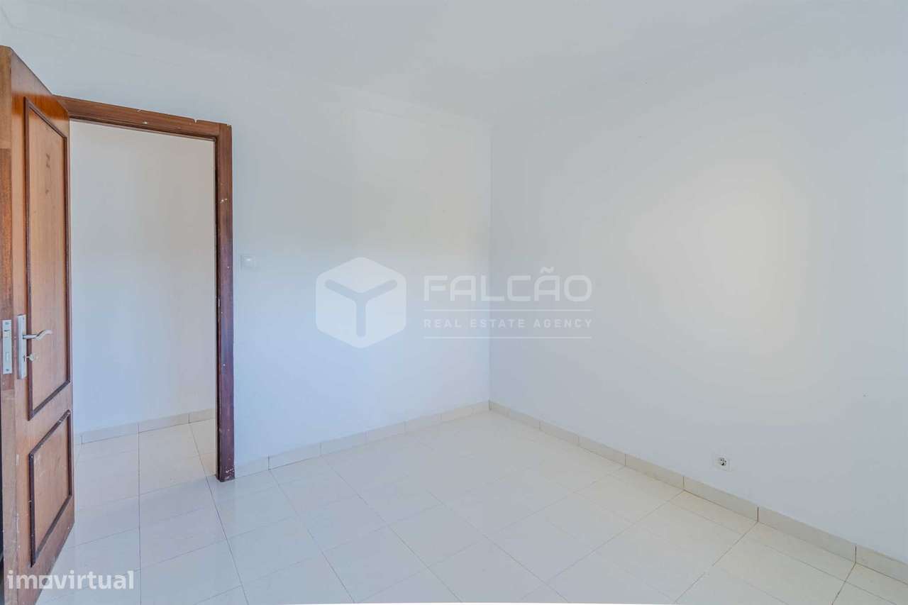 Moradia T3 em Alcobertas com lareira, varanda e potencial de investime-17