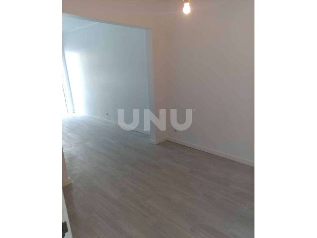 Apartamento T2 + 1 com quintal Remodelado-10