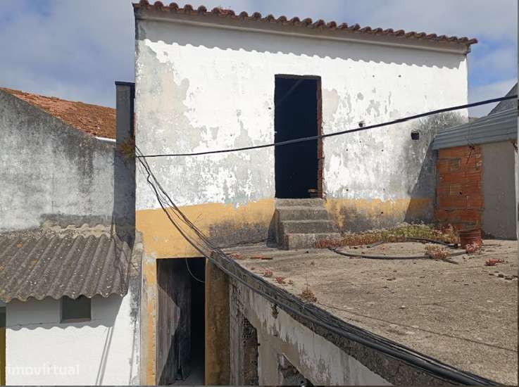 Moradia para restaurar no centro de Valado dos Frades-5