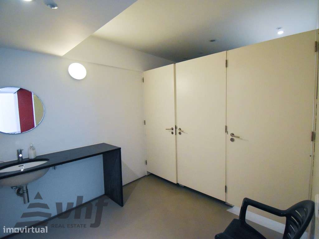 Oportunidade Única: T5 de Excelência no Condomínio Jardim das Camélias-35