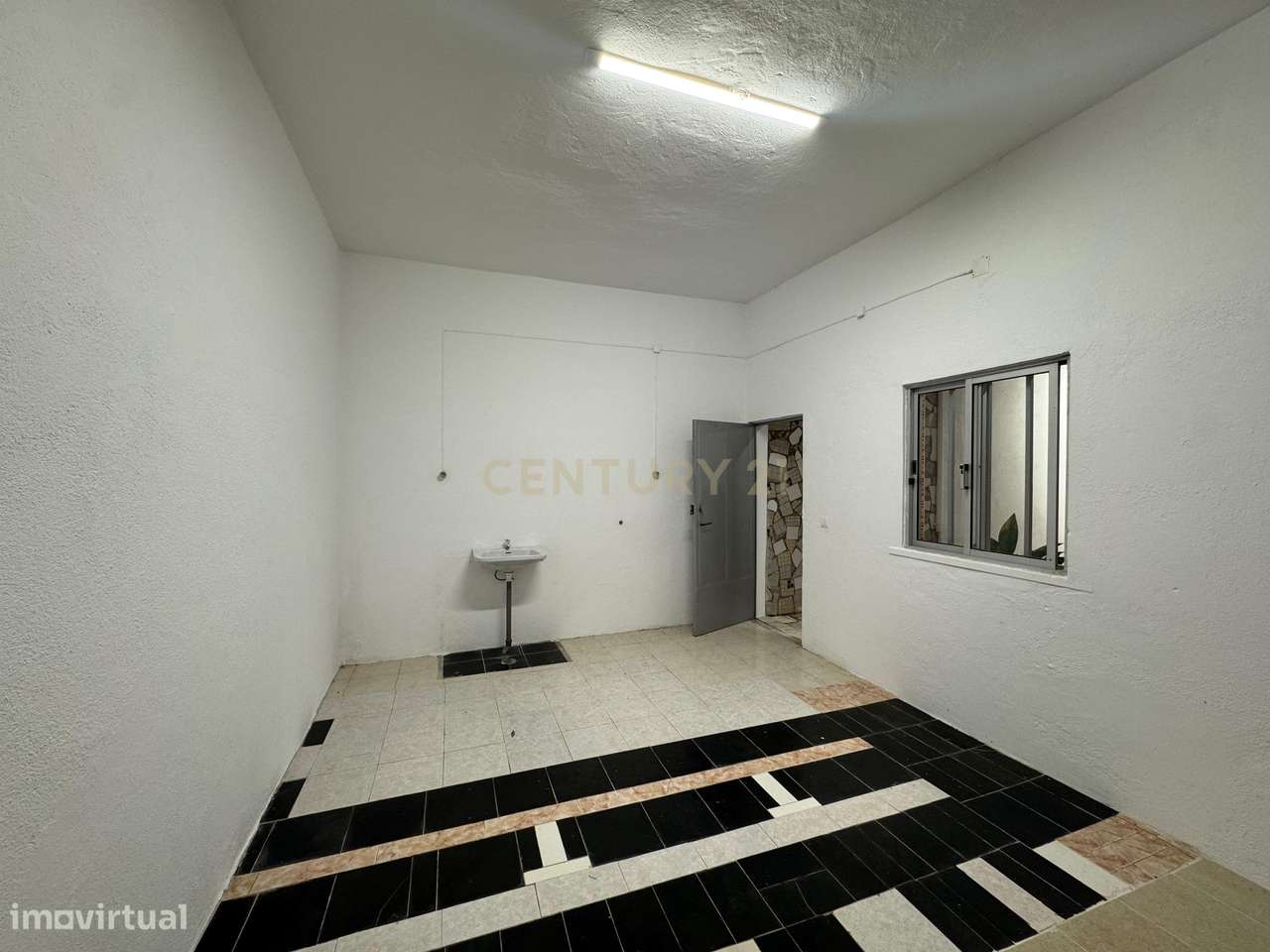 Anexo para arrumos ou armazém em São João da Talha. - Grande imagem: 3/7