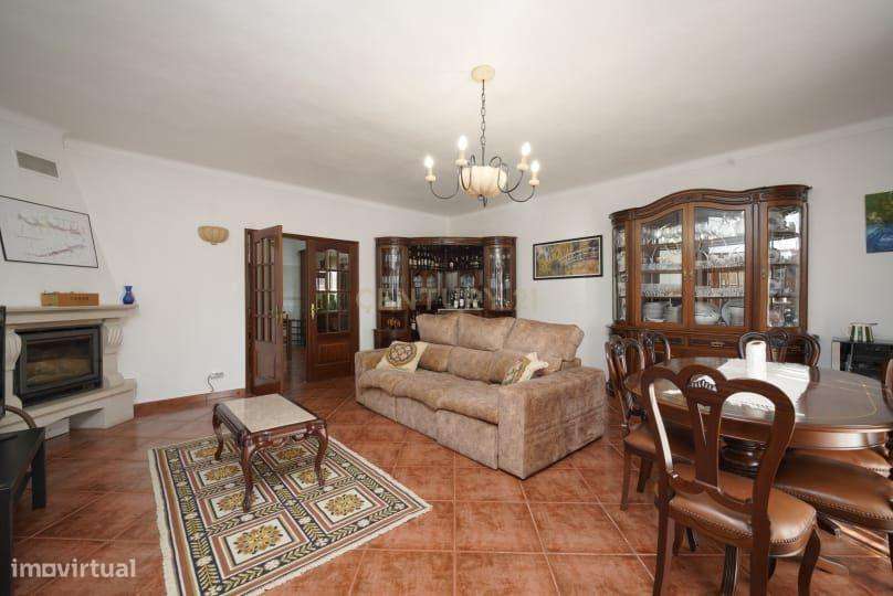 Espetacular Moradia em Setúbal com Jardim e Garagem-7